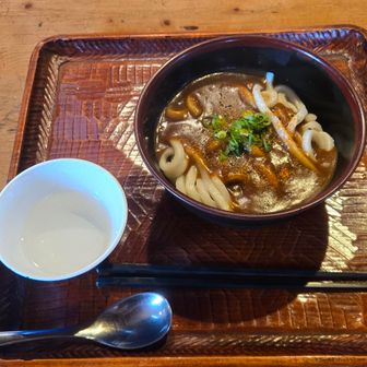 剣山頂上ヒュッテで腹ごしらえ
風雨で冷えた体にカレーうどんは染みる～😋