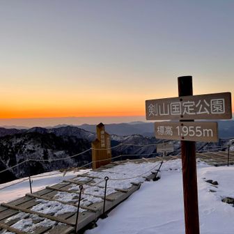 何とか日の出前には山頂に到着🏔️
