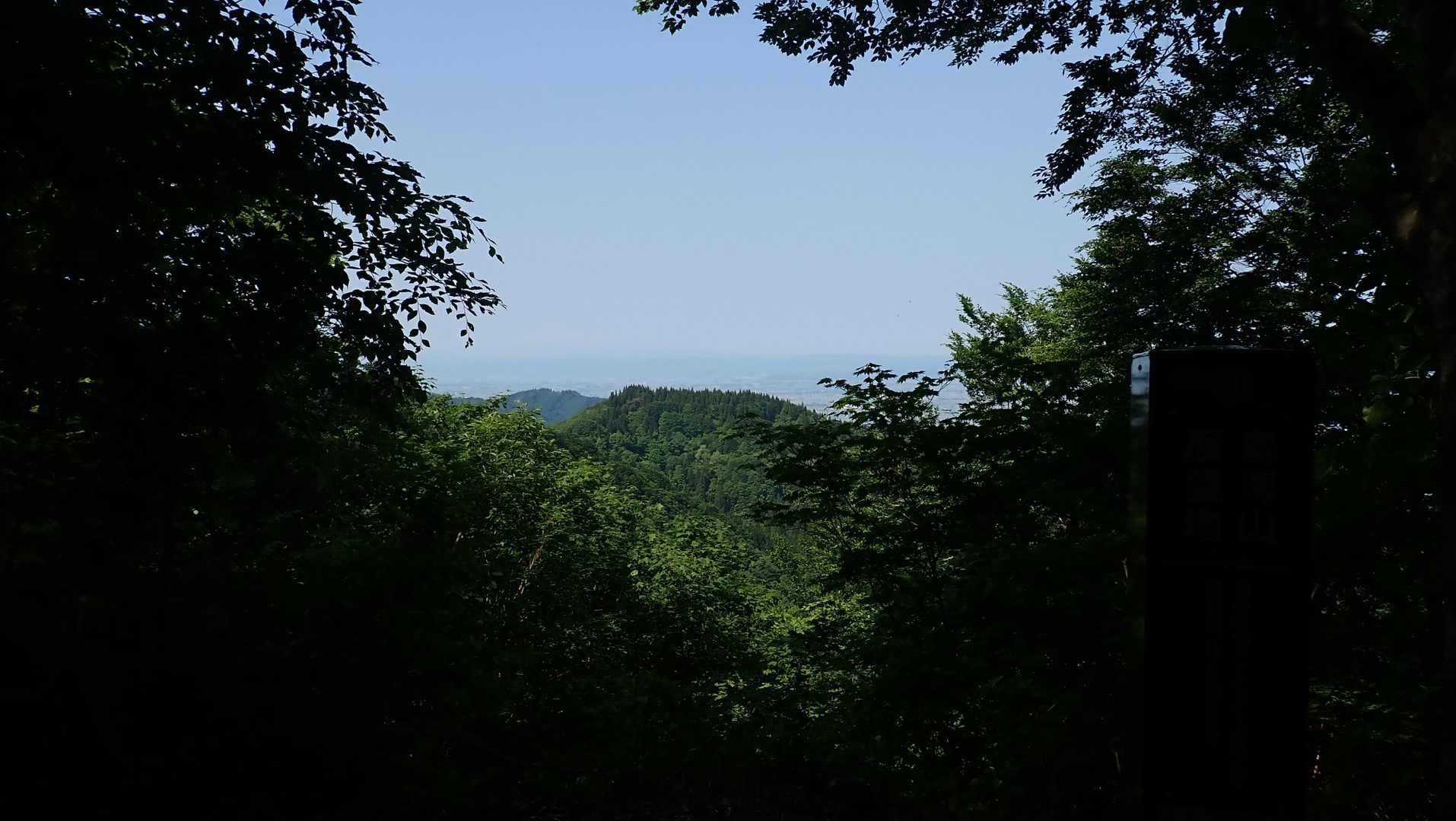 鳥海山展望地のようだが・・今日は望めず・・・