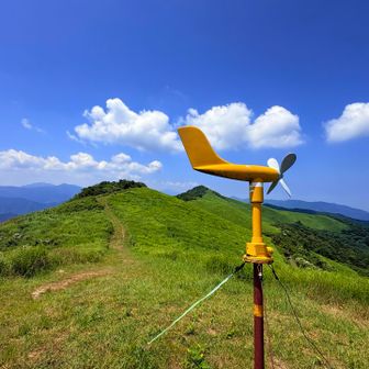 定番の🟡✨

A Iによると…
『風向と風速を同時に測定するプロペラ式(風車型)の風向風速発信器(気象観測用の観測機器)』
らしい！

知らなかった〜‼️🫢