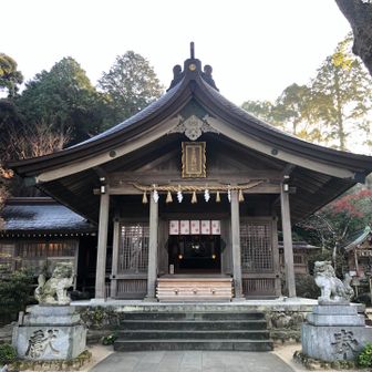 かわいい巫女さんに、手を振り挨拶