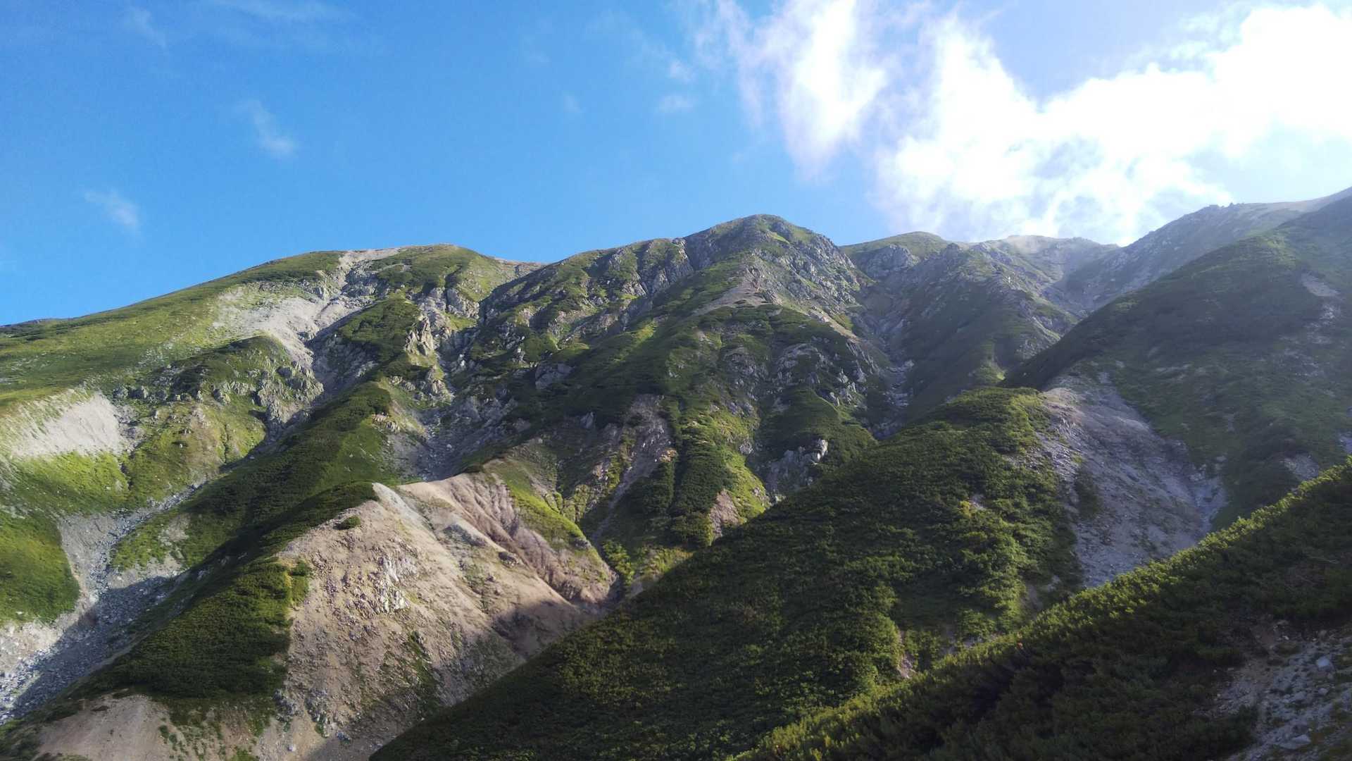 たしか別山の方向を撮ったものだったかと。景色がすごく良くて写真を撮りまくり。と言いつつ、急登に苦戦して小休止してばかり。