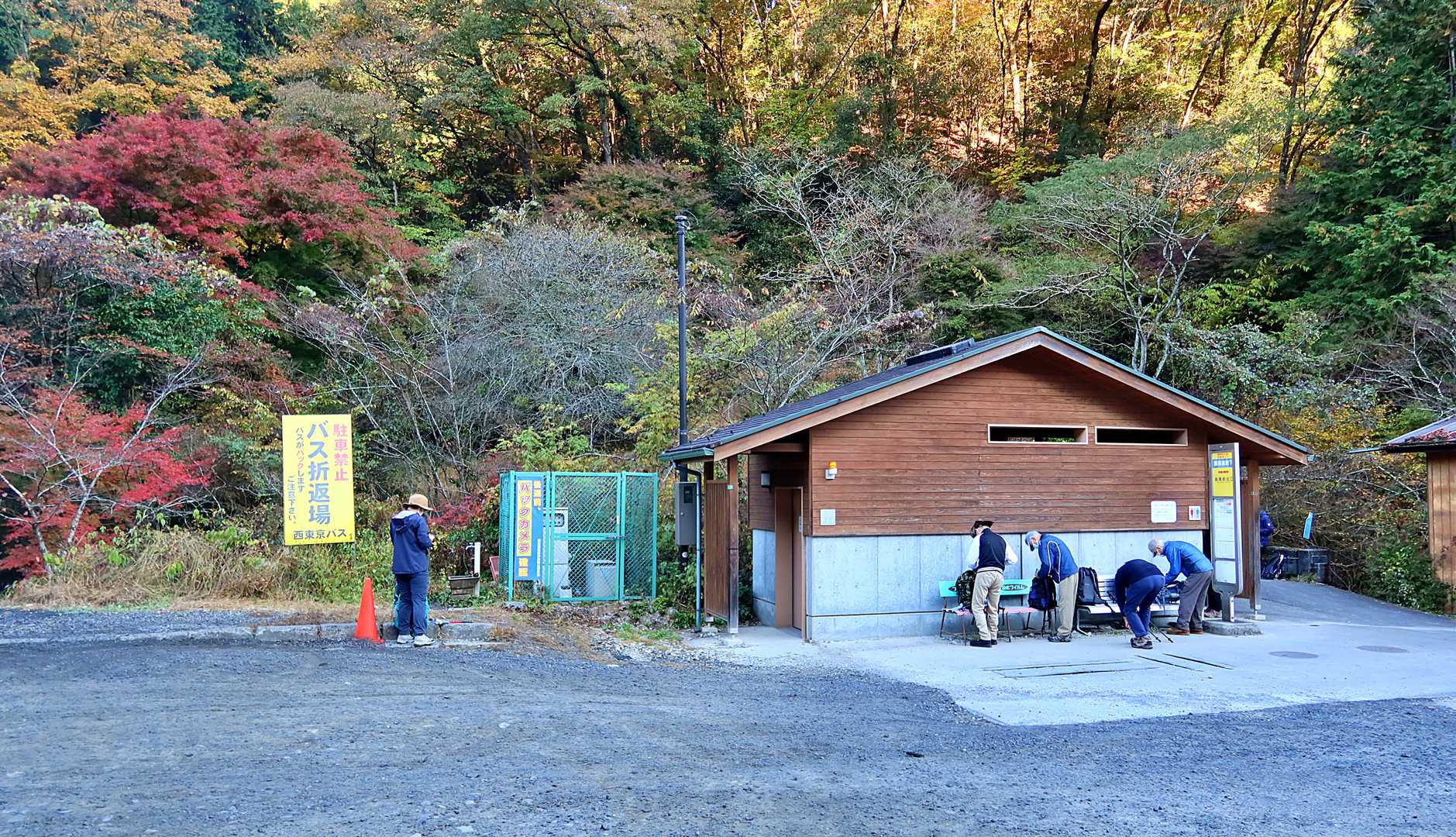 車を高尾山口駅近くの駐車場におき・・・
電車・バスで陣馬高原下バス停まで移動です！💨
陣馬山から高尾山へ縦走したあと・・・そのまま車で帰れます！👍

バス停のトイレです・・・
結構、登山者いました！😄
