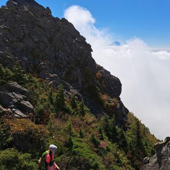 長く休憩するのなら少し進んで北峰に向かった露岩がオススメ