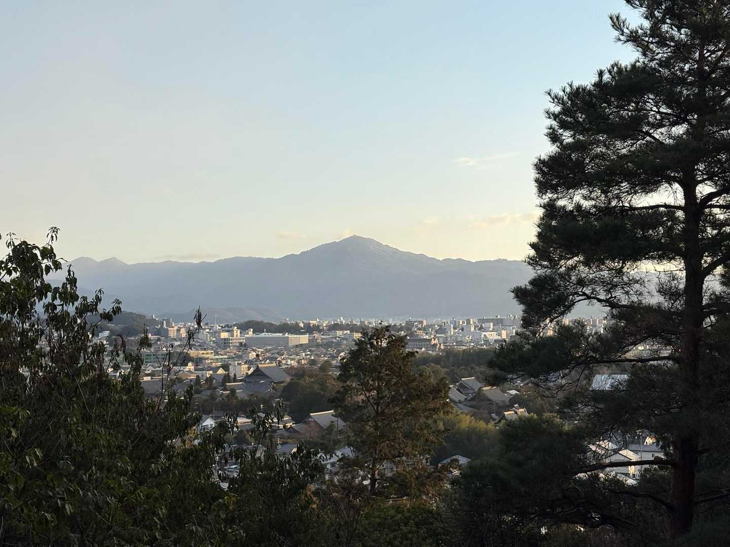 二の丘から少し進んだ先の「とおみのひろば」は東側が開けています。比叡山がバッチリ見える☆