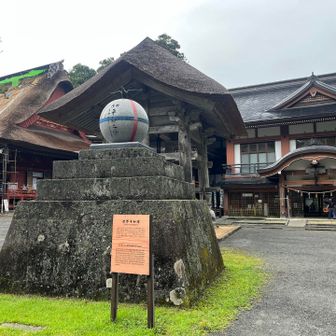 羽黒山の頂は出羽三山神社の境内。参拝客もいっぱい。