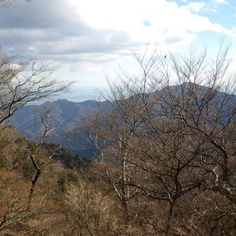 右：大山、左に見えるのが大山三峰山。

丹沢には三峰山が二つある。
一つは大山に連なる大山三峰山
一つは丹沢山に連なる丹沢三峰山

大山三峰山はアスレチックな鎖場・梯子場・ヤセ尾根だらけだったが、今回の丹沢三峰山はもっとスケールが大きくて思ったほど険しくない。
遠近法で同じような三つの頂が見えるが山容はだいぶ異なる。