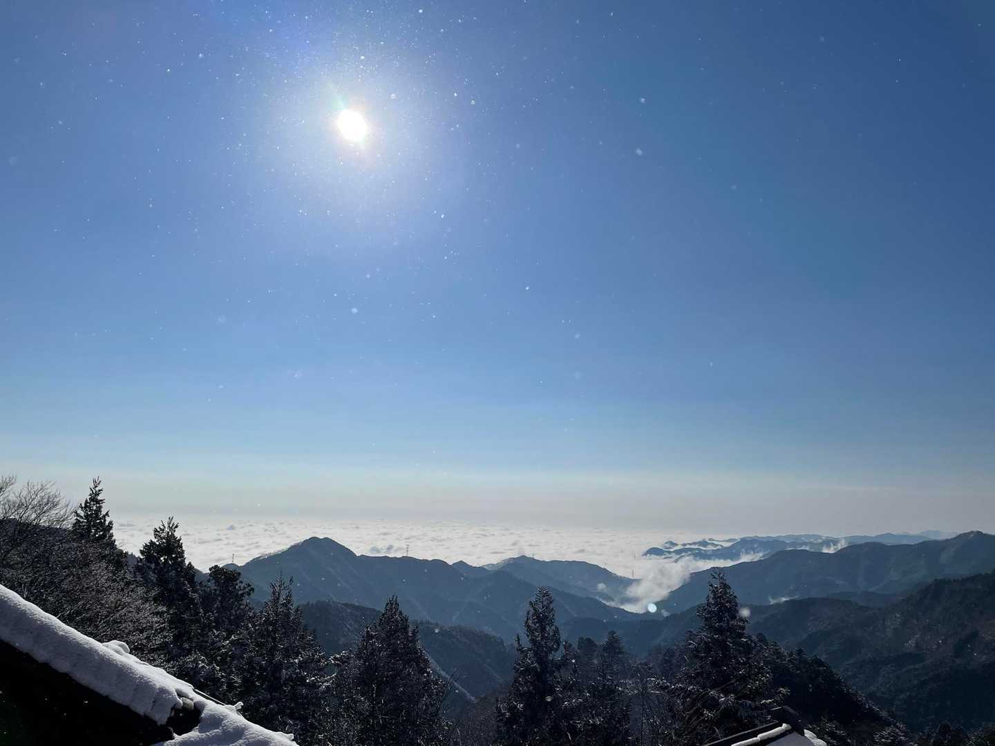 平野部は一面の雲海に覆われていました。
ご住職曰く数年に一度とか。
とても神秘的な光景が広がっていました。