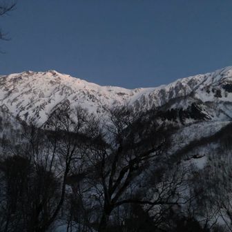 薄っすら明るくなって来ました。主稜上に幾つかライトが瞬いています。