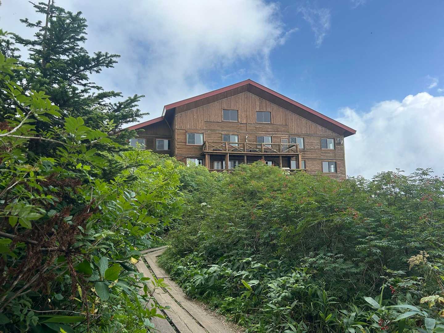 山荘❣️見えた〜
うれしくてうれしくて🤗
乾燥室はストーブを付けてくれ、朝の雨具もカラカラに乾きました　利用者な少なくいろいろ干しました〜