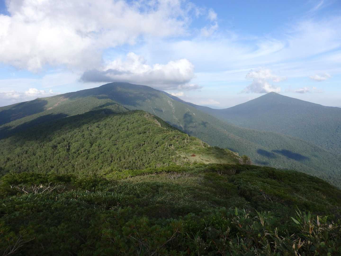 これまで歩いてきた尾根すじ。右奥は薬師岳、早池峰山は左。歩いたときのしんどさと、見た目とが一致しない稜線です。