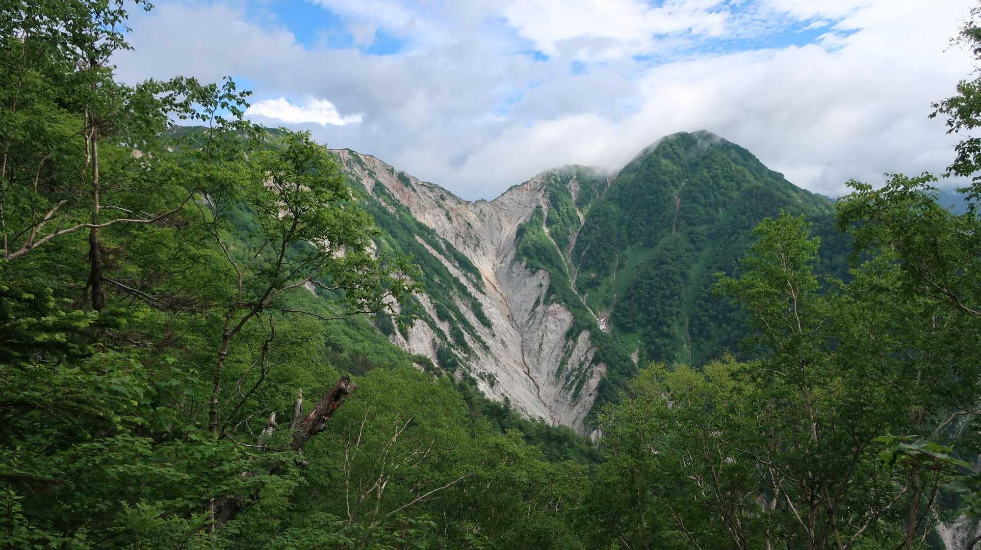 このルートは眺望がほとんど望めないが、ひょいと見えるとこもある。