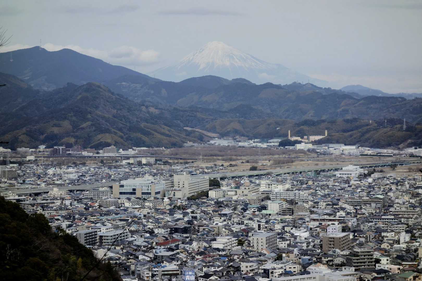 静岡市街と富士山

今日は暖かくて春霞がかかる