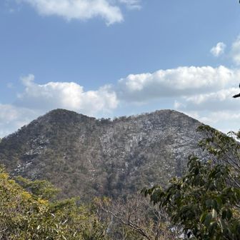とのお新道から鞍掛山を振り返る