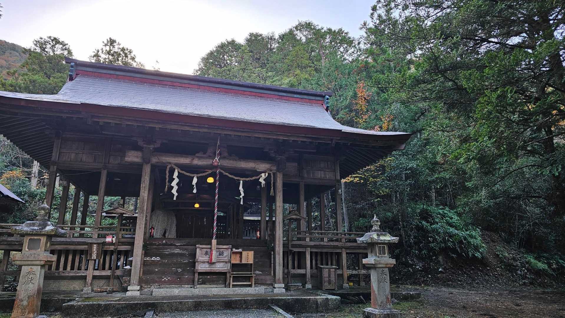 参籠殿前の石段を少し上がったら少彦名神社拝殿(￣人￣)
この横に石段あって、そこから梁瀬山へ。