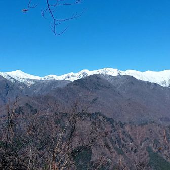 吾妻耶山山頂。
中央奥:(阿能川岳の奥に)俎嵓。