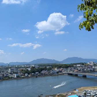 山頂広場から下りると宗像四ツ塚が見える