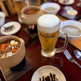 尾瀬小屋の夕飯

チキンカチャトーラ🍲という名前の
鶏肉と野菜たっぷりトマト煮込み
ソースがかかったパテ・ド・カンパーニュ⁉︎
ごぼうのスープとミニチーズケーキ

全部美味しかったです😋
生ビールも飲めるなんて! 運んでくれる歩荷さんに感謝🙏
