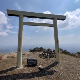 いつもの入道　
☀良き🌀無き
まぁ我が家のリビングより少し広いくらいのピークには先客３組滞在中
　