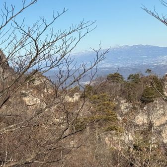 一本杉バリルートに登っていた、お二人に帰りにもお会いしました。
バリのチェーンスパイクは、慣れれば最高に良いと聞いて、石門広場からの下にチェーンスパイクを装着して下りましたが、平らな石？岩は、嫌な音を立てて滑る😅
練習！練習！💦💦