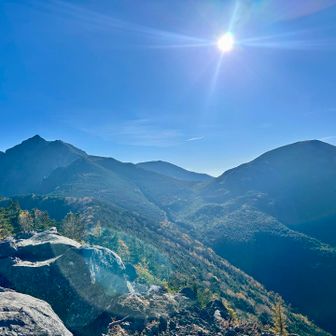 うーん。めっちゃ天気良い☀️やはり当たり！
これから登る権現岳←と編笠山→。
まずは編笠山向かいます。