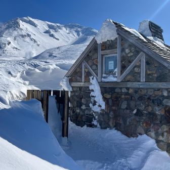 石室から圧巻の旭岳を望む！
石室の中には入れなさそう。