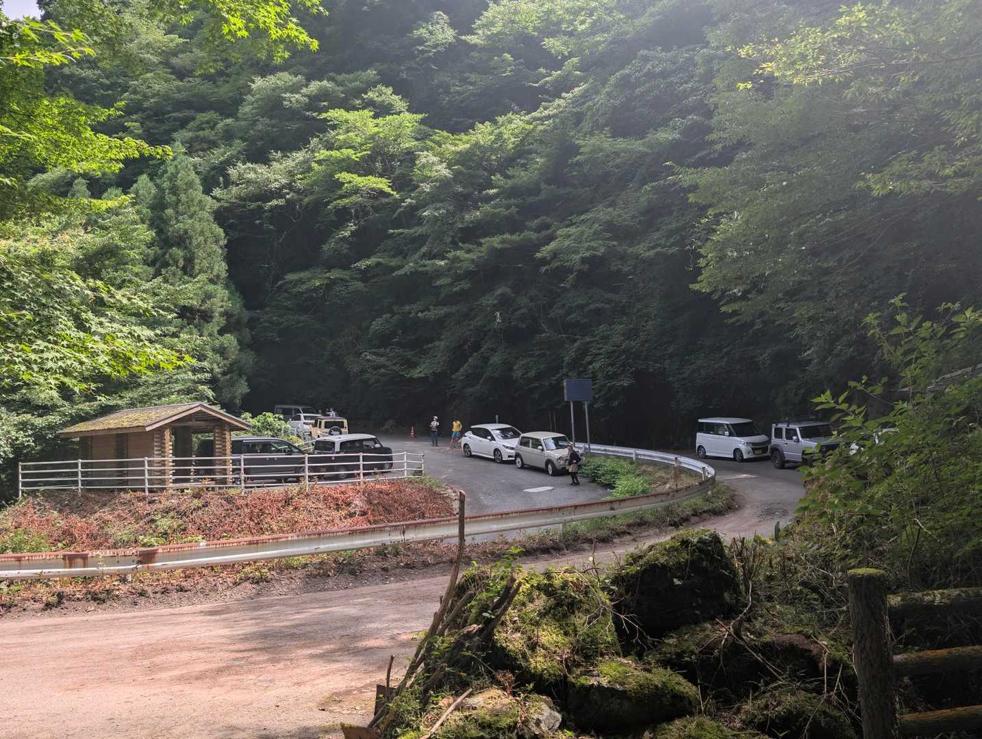 無事に下山。　かなり車増えてた、、