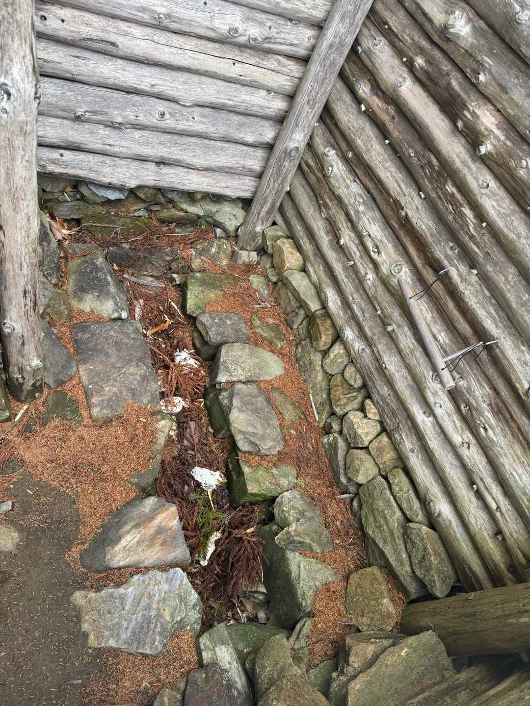 溝があってその先は崖下へと垂れ流しです