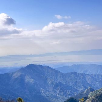 大村湾方面の眺望です、長崎空港も見えてます、少し晴れ間もでてきました。

