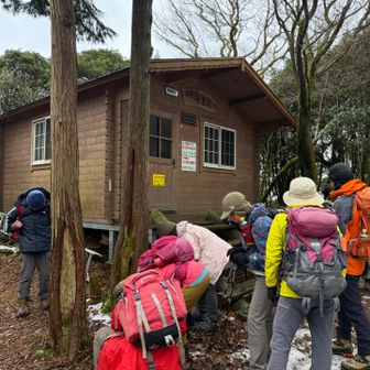 小屋入ったら、
１４人の団体さんで小屋がいっぱい❣️❣️
みなさんに話しかけられて広島からきたと
伝えると1人でよく頑張ったと
ご褒美を色々と分けて下さる😭
みなさん、優しい😭

そして管理されてる人に
林道は土砂崩れで危険だから
尾根コースに行くように
言われたらしい。。。

お話ししてるのスルーして先にいったから
こんな事になったんだなと反省💦

出発する時にチェンスパつけられる方が何人かいらっしゃいました。
私も悩みましたが、
今回はつけなくていいかなーと思ってザックに入れっぱなし。。