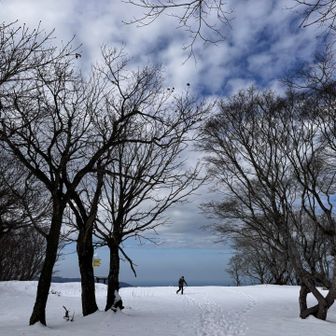 晴れてきたとはいえ、
体が冷え切ったので
休憩しに少し下山します