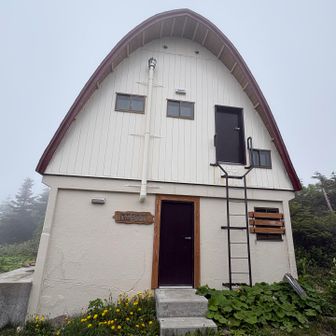 避難小屋（西吾妻小屋）🛖

積雪時に2階から入ることができます❄️