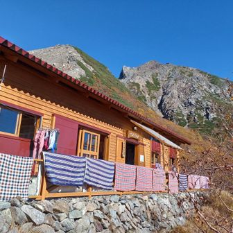 荒川小屋はジュースとお茶が売り切れ。水のペットボトルはまだ少し残ってた。