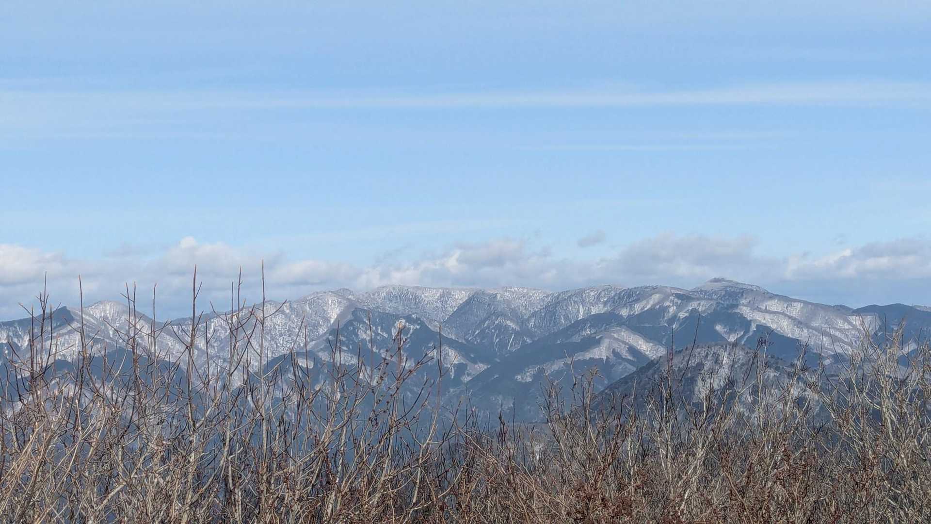 山頂からは、寂地山方面がよく見えます