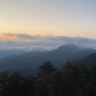 雲のかかった冠着山