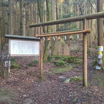 山神社の鳥居をくぐって登山道へ