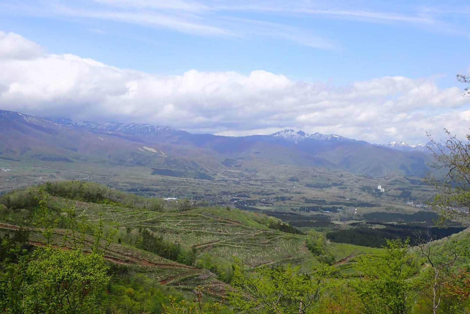 六五六山展望台より
遠くに雁戸山