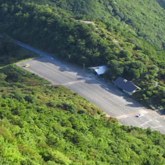 駐車場が見えてきた😊車は2台だ　間に合いそう‼️