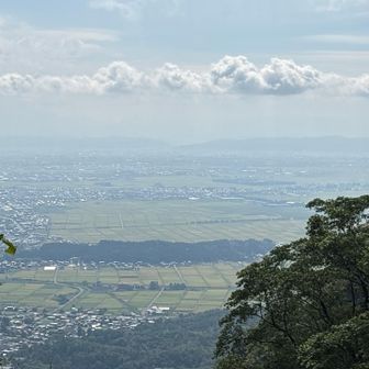 「里見の松まで砂利上げ」に協力しました。　下界はやや霞んでいます。湿度が高くここまでで水💦被った様な汗です。