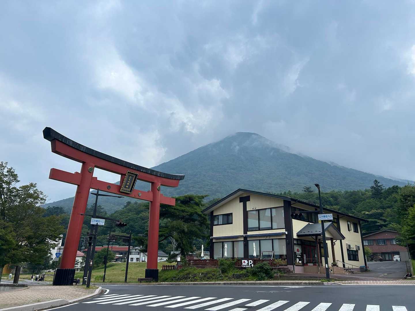 男体山と二荒山神社の大鳥居。