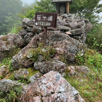到着
向こうの景色は真っ白ですが、頂上の空間に満足です。