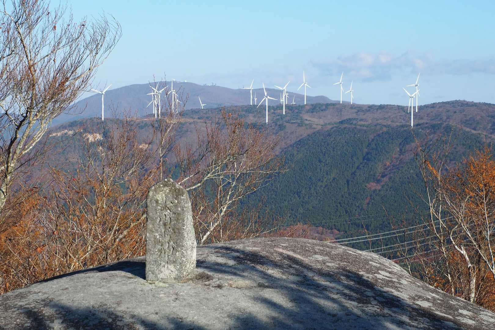 山頂近くの大岩の上には「大山祗神社」の石碑が置かれていた。
左奥が田村麻呂に退治されたとされる大多鬼丸がいた大滝根山。

そして長子某がいた鬼ヶ城山。