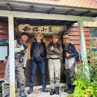 台湾の皆さんと記念写真
交換留学生と研究者。かなり本気のフライ釣り師。5連泊！
この時点では、この3人と前日に来たテント泊の2人のみでしたが、私が北沢峠へ向かう時に、釣り人と思しき方々、数組（計5人ほど？）とすれ違いました。