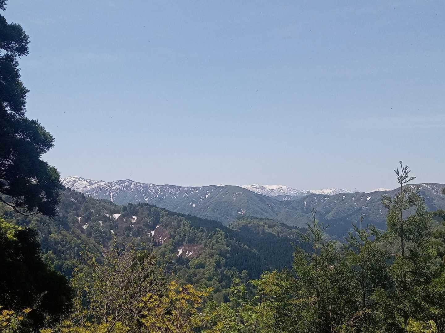 祖父岳山頂からの眺望。金剛堂山、人形山。
