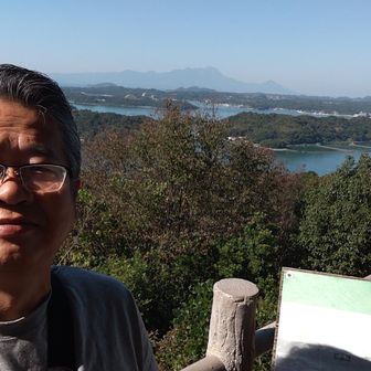 彼方の普賢岳と天草パールラインを背にして。