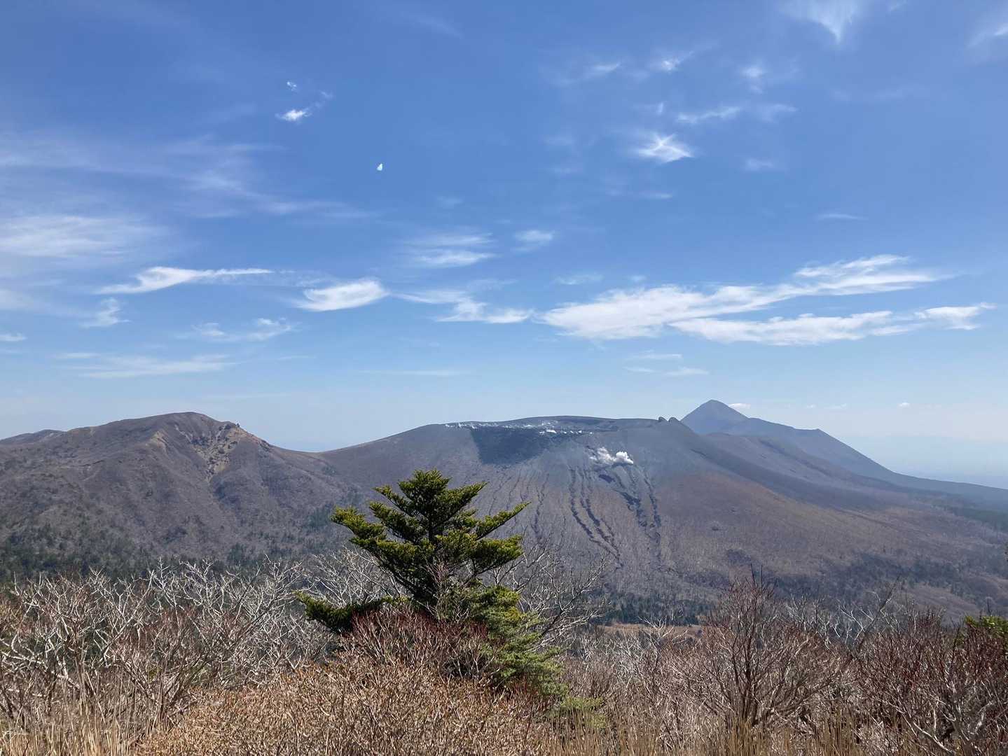 あれは獅子戸岳かな
新燃岳の後ろに高千穂峰も✨