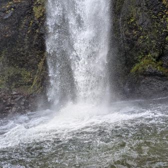 水しぶきが飛んできます😲
夏には滝に打たれて遊んでる方もいたようですね‼️
やってみたい😆