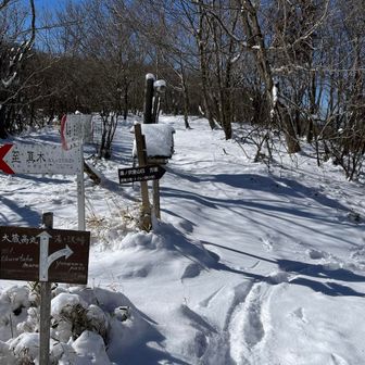 前衛峰から一気に急斜面を下りて来て湯の丸峠まで来た。緊張の下りは画像を撮っている暇も無いね💦