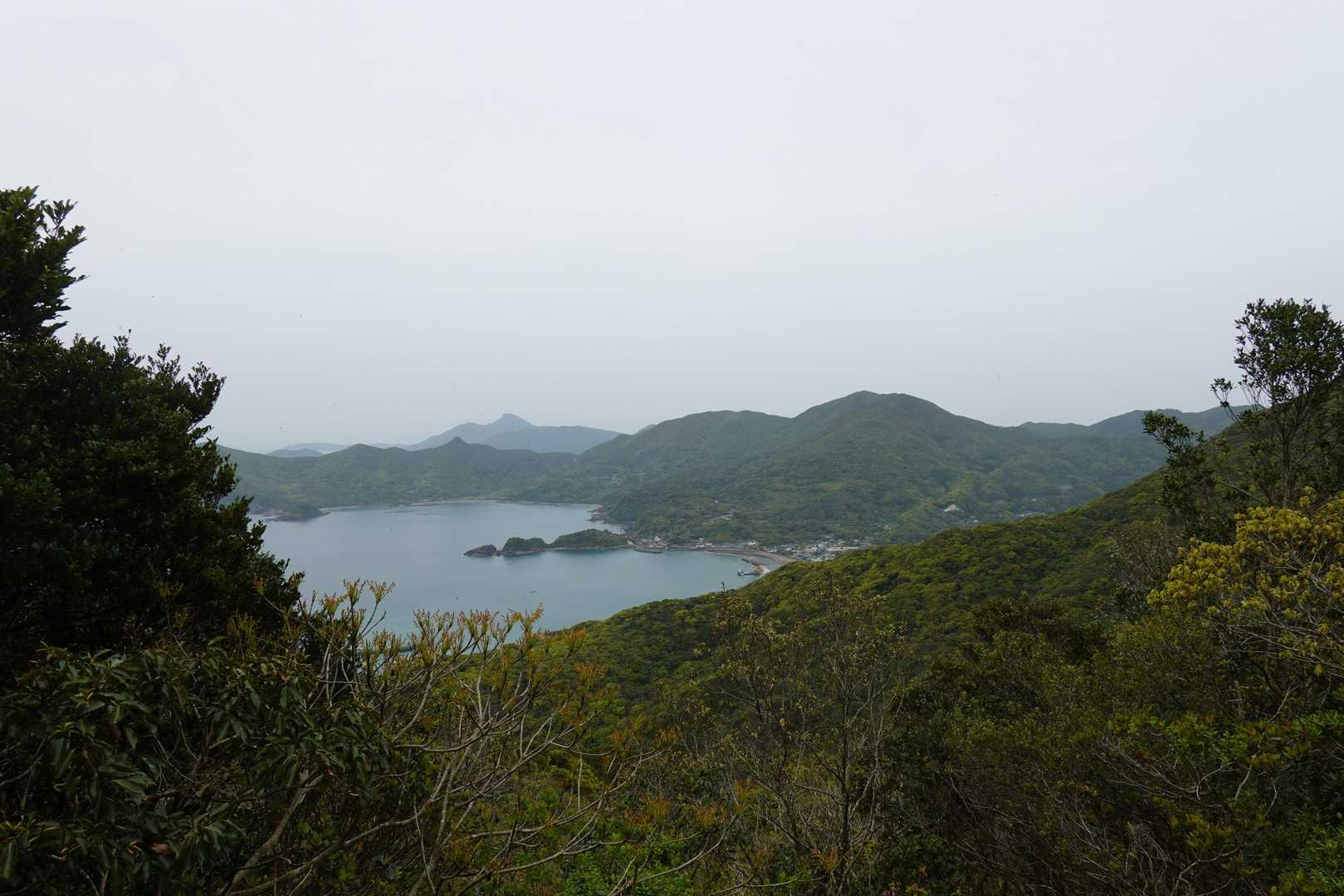遠くに野間岳が見えている
隣りが今日上ってきた鼻岳