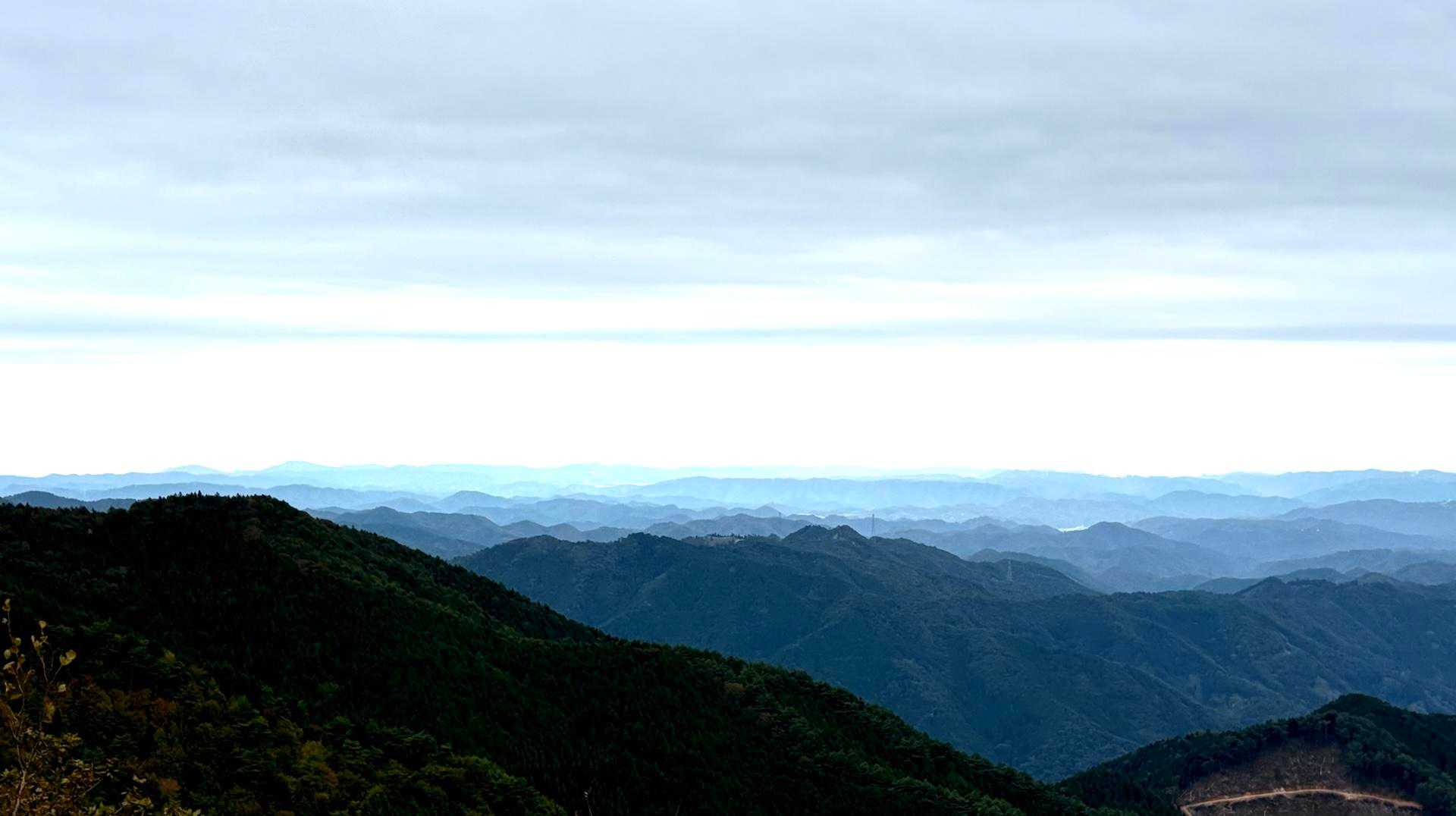 空はどんより曇り
その下に薄ピンクの帯
山々の稜線が幾重にも重なり合う
何て素晴らしい景色なんだろう🤩